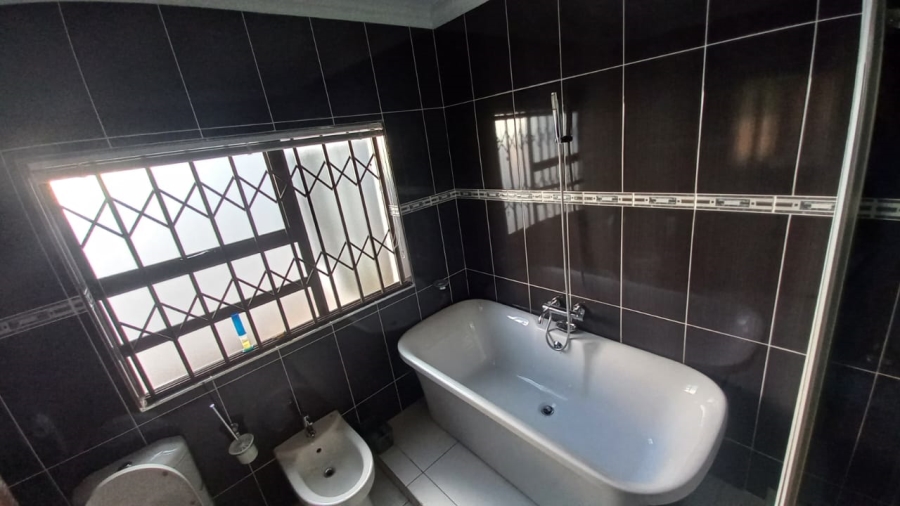 5 Bedroom Property for Sale in Ladybrand Free State